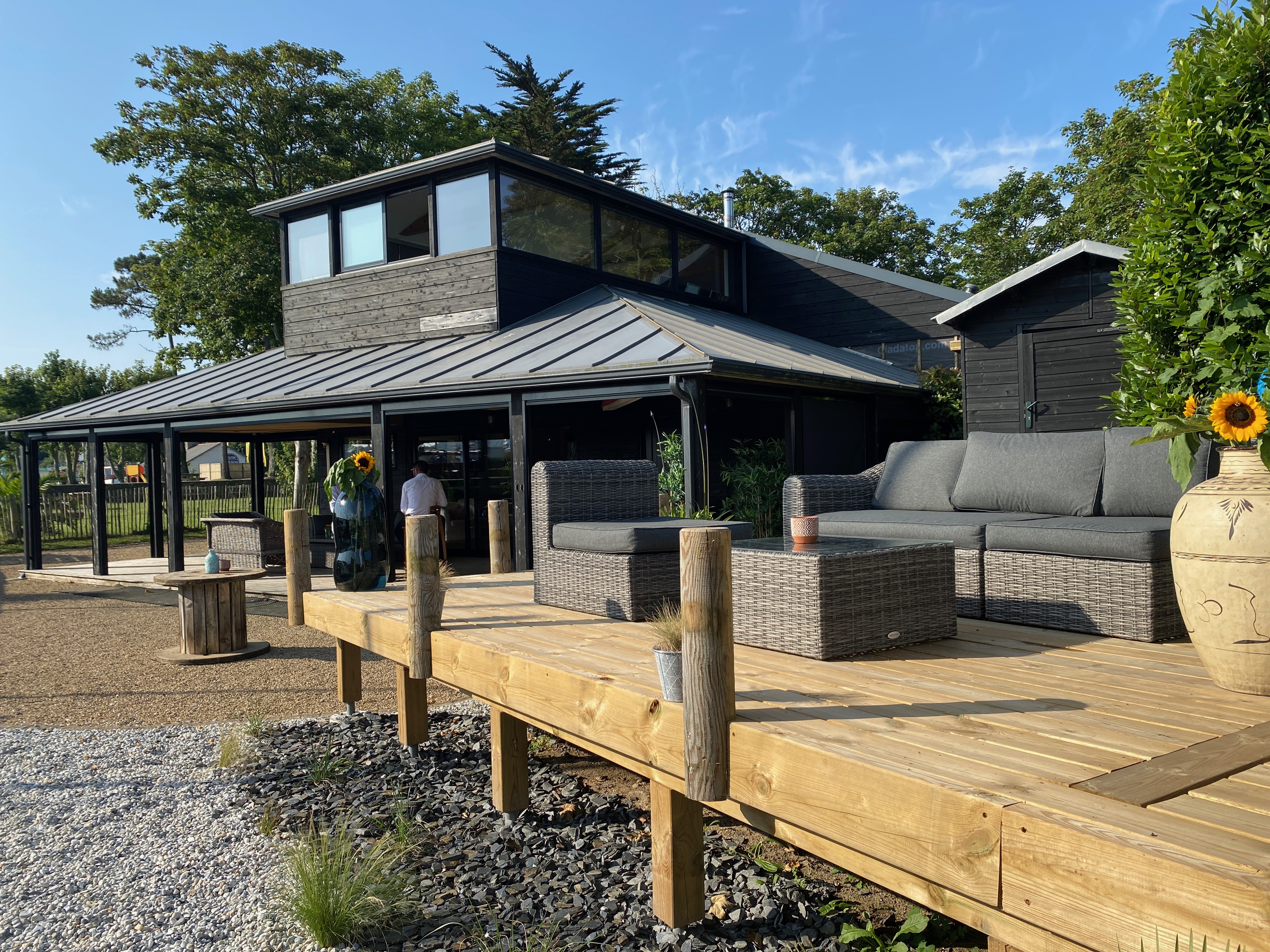 Profitez de la terrasse pour les réunions de famille à l'espace Kaori